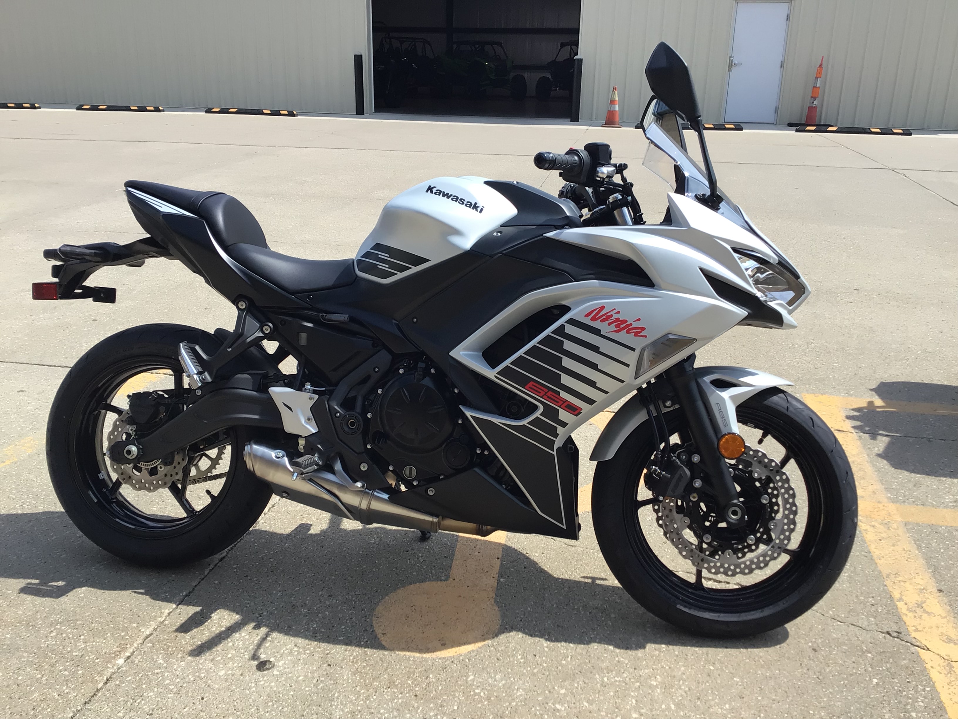 2026-Kawasaki-NINJA-650-ABS-Metallic-Matte-Whitish-Silver/Metallic